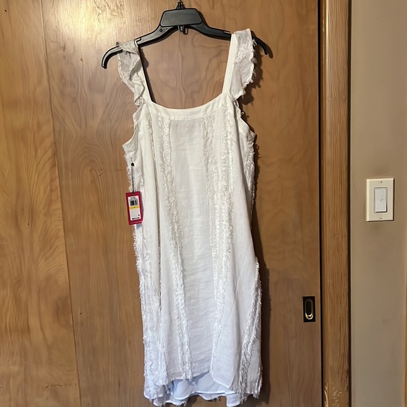 A white summer dress great for it a beach wedding it has a lining inside - Picture 7 of 9